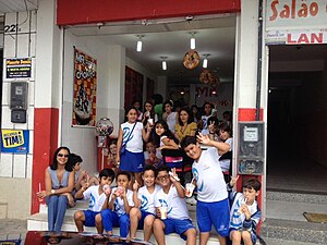 Alumnos colombianos en un uniforme escolar deportivo.