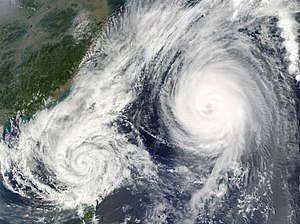 2009年10月6日における台風18号（右）と台風17号