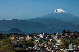 A cidade de Xalapa, com o pico de Orizaba ao fundo