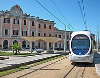 Một tram-train chạy trên đường sắt