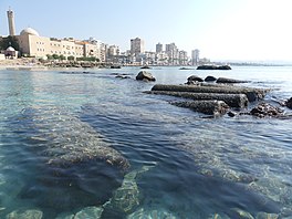 Onderwater pilare, met die moderne stad op die agtergrond.