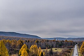 Taïga en automne dans la vallée de la Goloustnaïa (avec la route 25K-010).