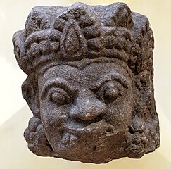 Tête de Dvârapâla (gardien de la porte) fragment de décor de soubassement de temple