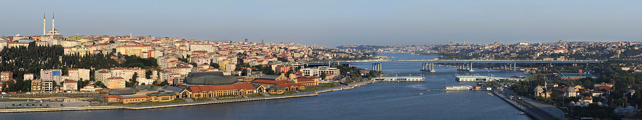 Panorámakép az Aranyszarv-öbölt környező városrészről