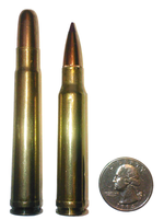 .338 Winchester Magnum Patrone (rechts)