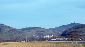 Achkarren von Westen (Rheinebene) aus gesehen, von links nach rechts: Kuppe des Schloßbergs, Schneckenberg und Totenkopf (höchste Erhebung des Kaiserstuhls) mit Fernsehturm