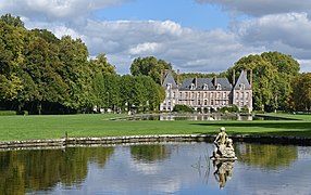 Blick entlang der Sichtachse vom Dauphin über den Spiegelteich zum Logis