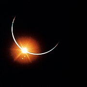 Jordens atmosfære opplyst av solen fra dagsiden. Her sees solen i en formørkelse observert fra det ytre rom ombord i Apollo 12 i 1969.