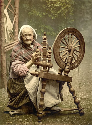 Ирландская женщина за прялкой. Фотохромная печать, 1890-е годы