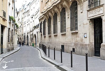 La rue Suger vue en direction de la place Saint-Michel.