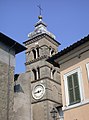 Formello, piazza San Lorenzo, campanile della chiesa omonima e un breve tratto dell'interrotta facciata della chiesa.