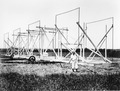 Karl Jansky e la sua antenna radio direzionale rotante (1932) a Holmdel, nel New Jersey, che è stato il primo radiotelescopio, che scoprì emissioni radio dalla Via Lattea.