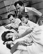 Elizabeth Taylor và con gái mới sinh Liza Todd với hai con trai Christopher và Michael H. Wilding, và chồng Michael Todd