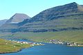 Hvannasund rechts im Bild von Südwesten aus betrachtet. Im Hintergrund die Insel Viðoy mit dem Kegelberg Malinsfjall links im Bild.