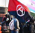 ポートランドにて右翼団体と衝突するアメリカ合衆国のANTIFA抗議者。旗のサークルAはアナキズムを表す。