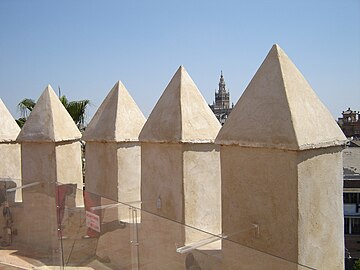 Almenas, con la Giralda al fondo.