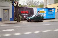 Reklama komercyjna obok politycznej w kwietniu 2010 r.