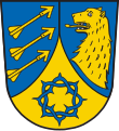 Gemeinde Gestratz In Blau eine eingeschweifte, gekürzte goldene Spitze, darin eine blaue Dornenkrone; vorne drei schräglinks gelegte goldene Pfeile übereinander, hinten ein goldener Bärenrumpf.