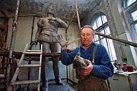 Скульптор Александр Скорых работает над памятником