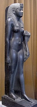 Kiri: Arca basal hitam buatan Mesir, mungkin menggambarkan sosok Arsinoe II atau Kleopatra yang ditampilkan sebagai dewi Mesir, dari paruh kedua abad ke-1 SM,[395] tersimpan di Museum Pertapaan, Sankt-Peterburg Kanan: Venus Eskuilin, arca dewi Venus (Afroditi) buatan Romawi atau Mesir Helenistik yang mungkin menggambarkan sosok Kleopatra,[396] Museum Kapitolin, Roma