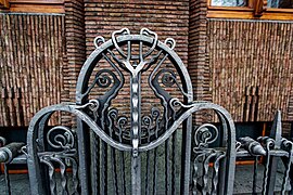 Amsterdam - Prins Hendrikkade - Scheepvaarthuis 1913-16 by Jo van der Mey (enlarged 1926-28) - View SW on the Art Nouveau Fence - Amsterdam School brick architecture.jpg