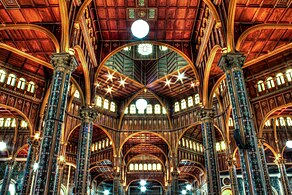 Vista interior de la Basílica de los Ángeles, Cartago, Luis Llach, 1890. Muestra del uso de materiales y artesanía locales en un eclecticismo bizantino.