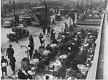 Menschen sitzen an Tischen vor dem Café Kranzler