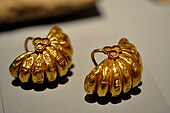 Sepasang anting-anting Sumeria dengan tulisan aksara paku; 2093–2046 SM; Museum Sulaymaniyah (Sulaymaniyah, Irak)