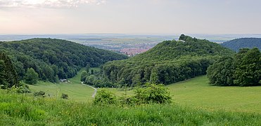 Eine schöne Aussicht auf das Skigebiet unterhalb der Harburg, den Berg mit seinen Aufbauten, das Zwölfmorgental und Teile von Wernigerode (2).jpg