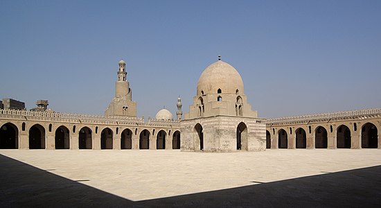 باحة مسجد أحمد بن طولون بالقاهرة
