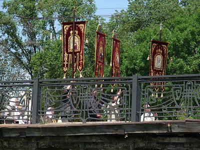 Хоругвеносцы на мосту через Лопань.