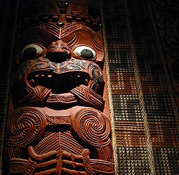 Gros plan d’une sculpture māori du XIXe siècle sur un poteau en bois anciennement dans une maison. Exposé à Auckland au War Memorial Museum. (définition réelle 988 × 966*)