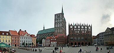 Панорама старой Рыночной площади. Вид на ратушу (Здание со множеством окон и гербов)