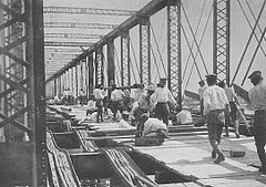 関東大震災直後。焼け落ちた吾妻橋に応急処置を施す日本陸軍