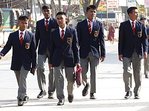 Chicos de Birmania en su uniforme de secundaria con chaqueta y corbata.
