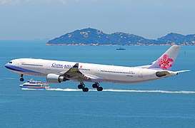 中華航空的空中巴士A330-302型客機於香港國際機場（B-18317）