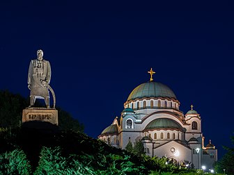 La statue de Karađorđe et l'église Saint-Sava, à Belgrade. (définition réelle 4 608 × 3 456)