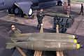 Підготовка авіаційних бомб Mark 82 до завантаження на бомбардувальник B-52. 1999