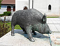 العربية: خنزير بري ذكر، شعار إيبرشوانغ English: A boar (male pig, in German "Eber"), the symbol of Eberschwang