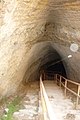 Beginn des Wassertunnels, links: historischer Regenwasserlauf, rechts durch Wall getrennt: historische Treppe; rechts moderne Treppe