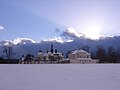 Zimní pohled na klokotský klášter – 2007, v popředí „Emauzy“ – poutní dům (bývalá fara)