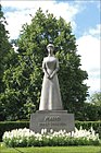 Ada Madsens statue av dronning Maud, reist 1959.