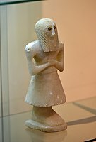 Estátua masculina do tesouro no templo Nintu V em Cafaja, Museu do Iraque