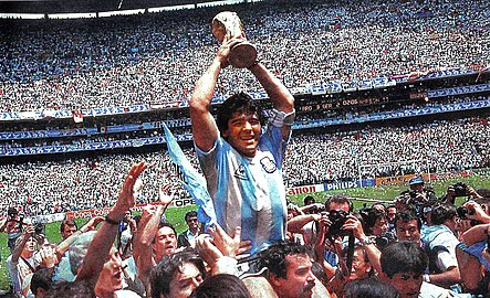 Diego Maradona portant la Coupe du monde