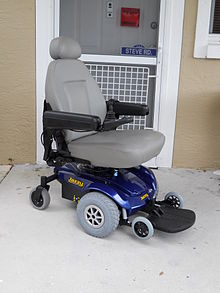 Una sedia a rotelle a trazione anteriore