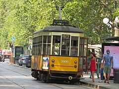 Ein Peter-Witt-Wagen (Ventotto) der Straßenbahn Mailand nahe des Arco della Pace