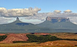 Yuruaní-tepui and Wadakapiapué-tepui