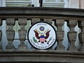 Štátny znak USA na budove veľvyslanectva v Prahe