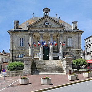 Façade de la mairie de Châteauneuf-sur-Charente.