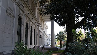 Ex Congreso Nacional y sus jardines, vista lateral.JPG